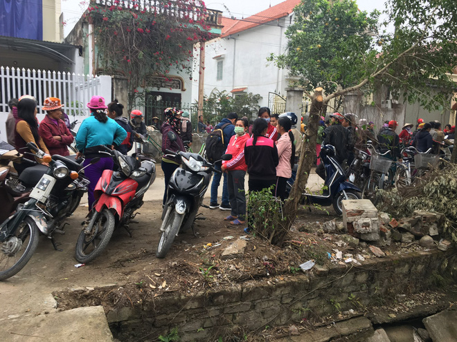 Vụ chồng sát hại vợ và 2 con gái: Nhiều người xót xa tiễn đưa 3 nạn nhân Vụ chồng sát hại vợ và 2 con gái: Nhiều người xót xa tiễn đưa 3 nạn nhân